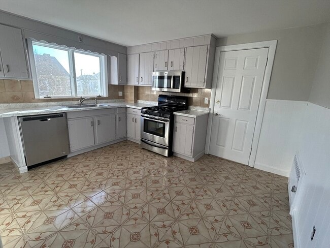 Building Photo - 21 Carney St