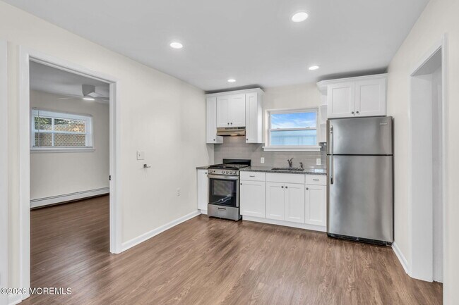 Building Photo - 1411 3rd Ave