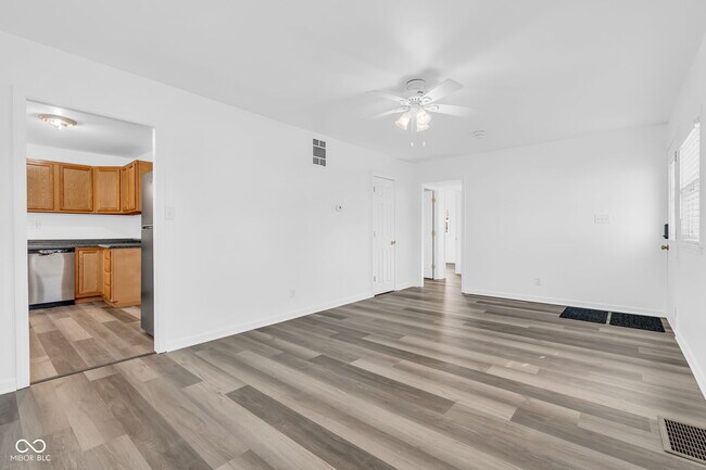 Building Photo - 420 Douglas Dr