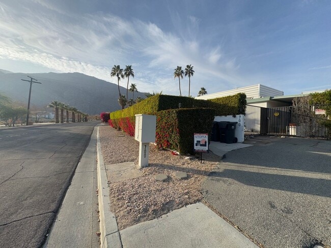 Building Photo - AVAILABLE NOW!! Studio Apartment in Palm Springs!!