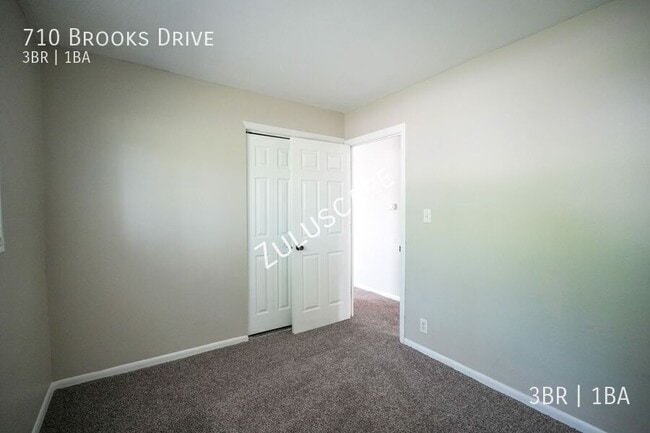 Building Photo - 710 Brooks Dr
