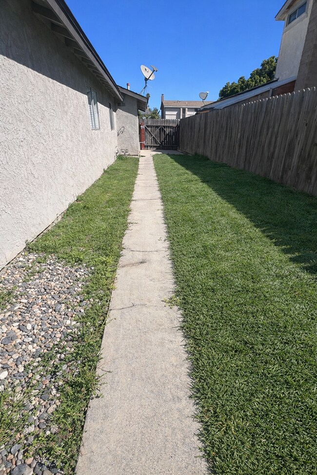 Building Photo - UPGRADED 4 bedroom 2 bathroom home