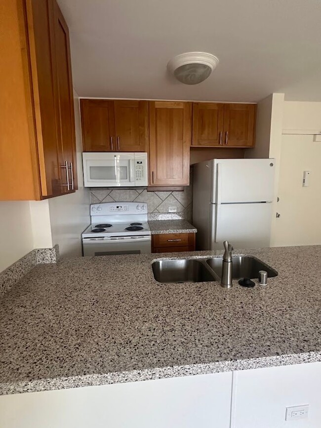 Building Photo - Highlander (AIEA) condominium 1 bed, 1 bat...