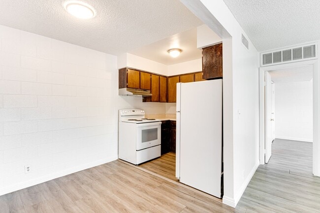 Building Photo - Charming Upstairs Unit with Prime Location...