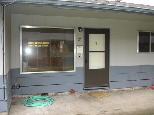 Building Photo - 1049 SE Walnut St