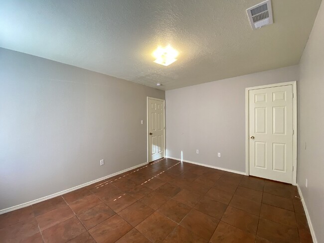 Building Photo - 2BR/1Bath - 4 Plex in Rio Rancho