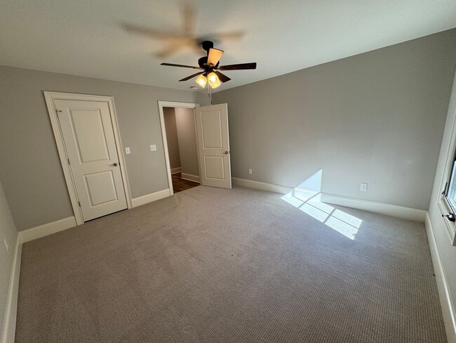 Building Photo - Grandeur Brick 4/3.5 with Bonus Room in Th...