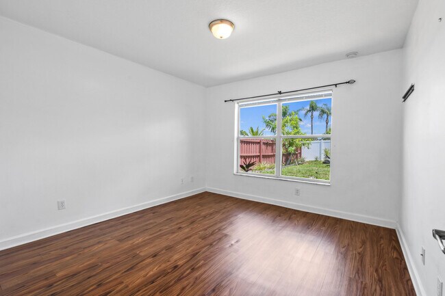 Building Photo - 1671 SW Mackey Ave