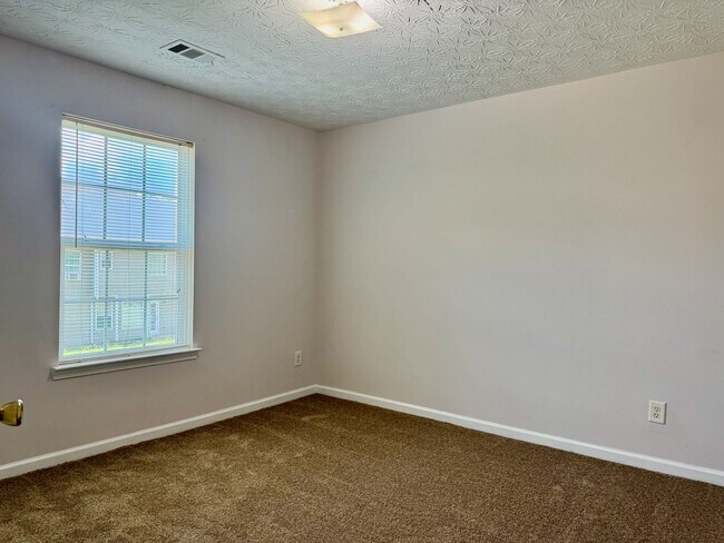Building Photo - Lovely in Locust Grove