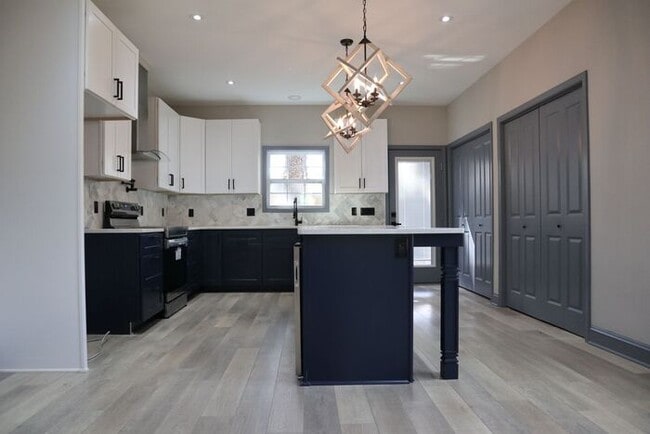 Building Photo - Oakland City 3 Bed/2 Bath, Beautifully Rem...