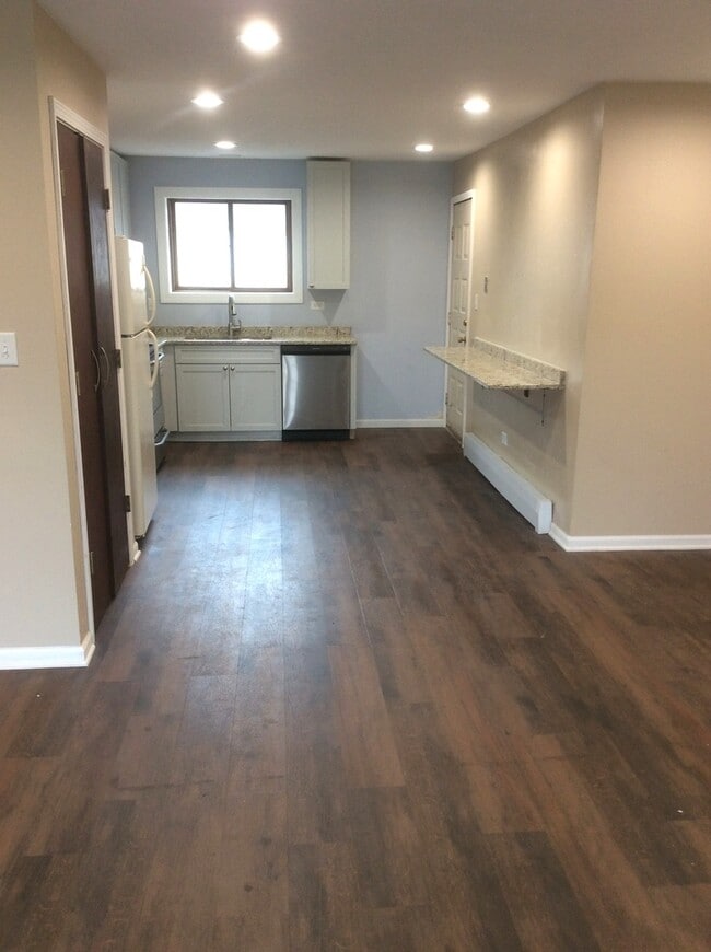 Building Photo - 1221 Whispering Hills Ct