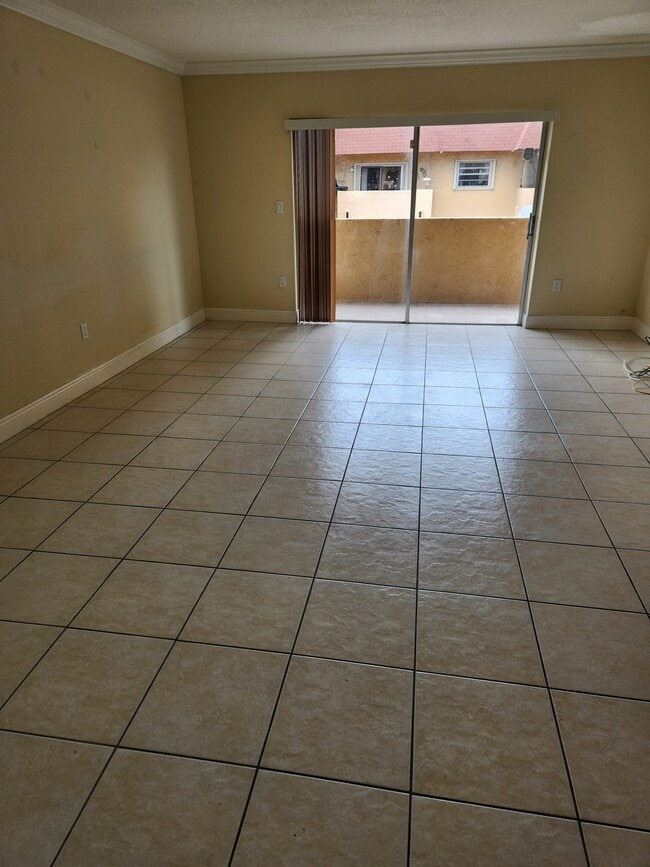 Building Photo - 9950 N Kendall Dr