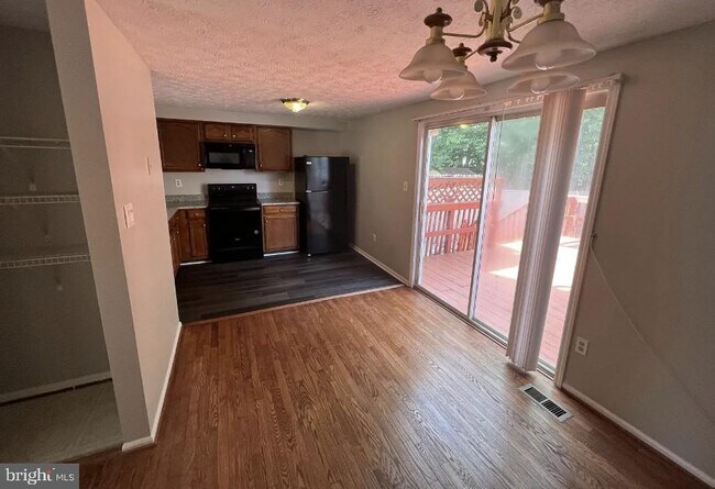 Building Photo - 9410 Squires Ct