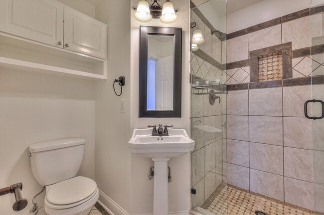 Building Photo - Perfect Brownstone in Sylvan Park near West End