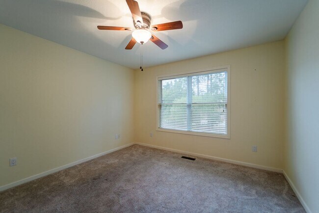 Building Photo - Charming 3 bedroom, 2 bathroom located in the picturesque Hot Springs Village