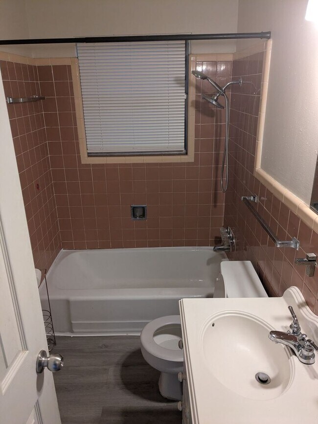 Building Photo - Spacious 4 Bed 2 Bath with Enclosed Patio and Stainless Steel Appliances