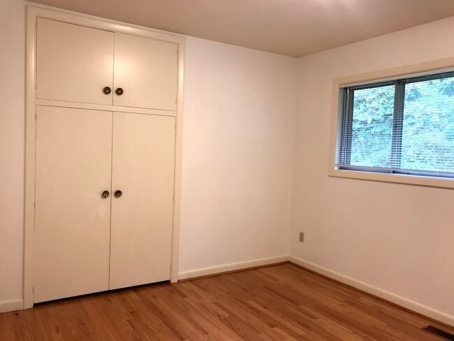 Building Photo - SW PDX Spacious Mid-Century Home Located i...
