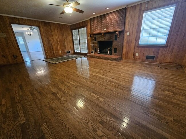 Building Photo - 1181 Lake Shore Cir