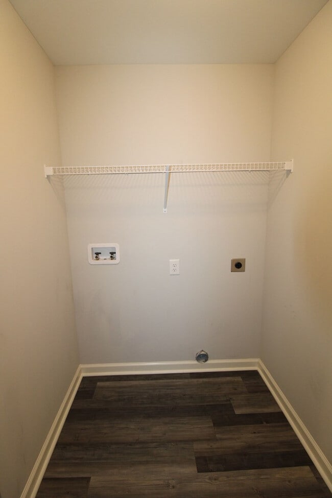 Building Photo - 581 Brushwood Dr