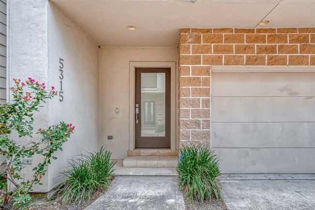 Building Photo - 5315 Lillian St