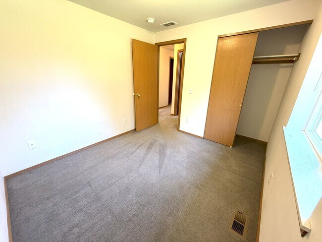 Building Photo - BONUS RENT SPECIAL! 3 Bed on Cul-de-sac with Great Backyard and Lawn Service!