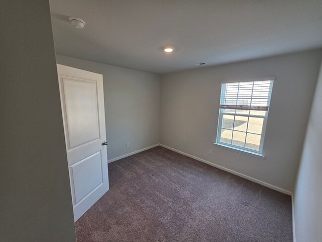 Building Photo - 3 BR 2 BA in Towne Pointe