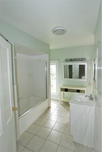 Full Bath - 146 Meadville St