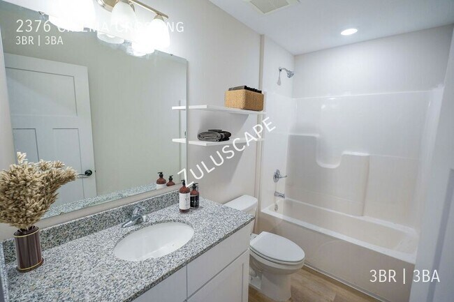 Building Photo - 1331 E Berry St