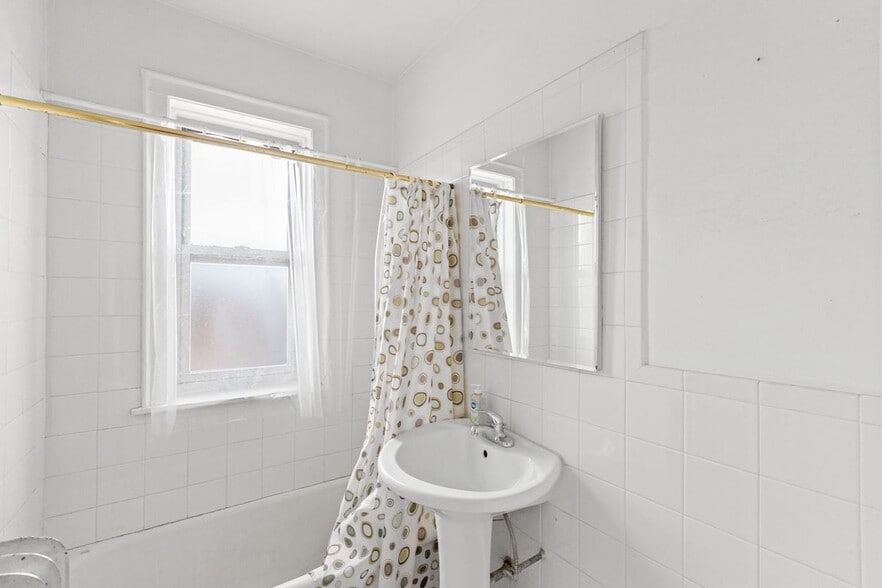 Building Photo - 4505 N Greenview Ave