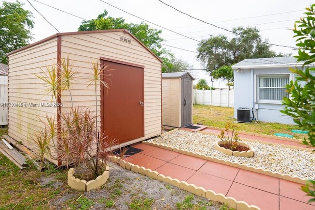 Building Photo - 307 N 28th Ave