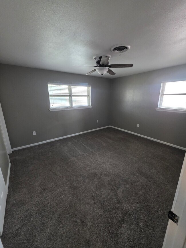 Building Photo - 3 bed 2 bath home with 2 car garage!