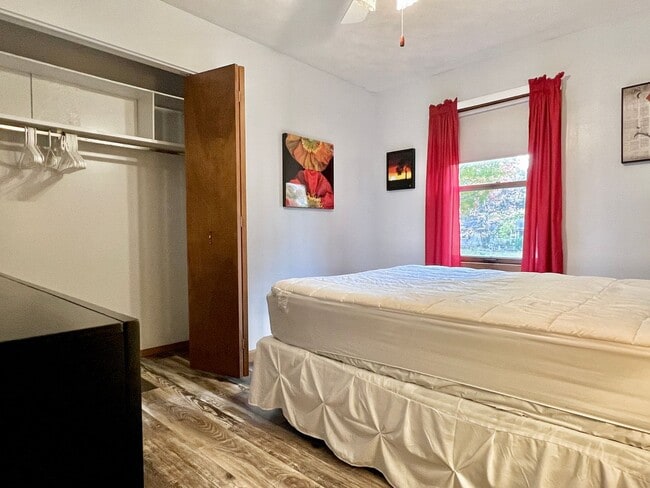Building Photo - Cute, Comfy & Full of Charm!