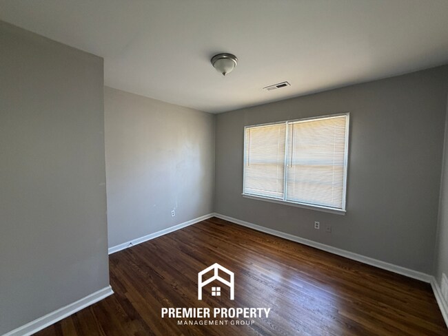 Building Photo - Charming 3BR Home in 38117- Hardwood Floors & Fenced Backyard