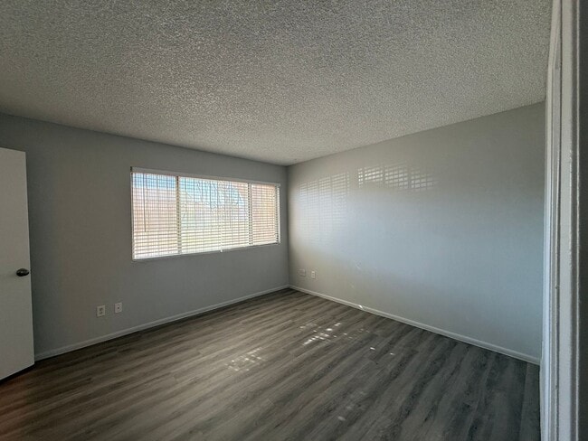Building Photo - Renovated Glendale 3 Bedroom Condo with New Flooring