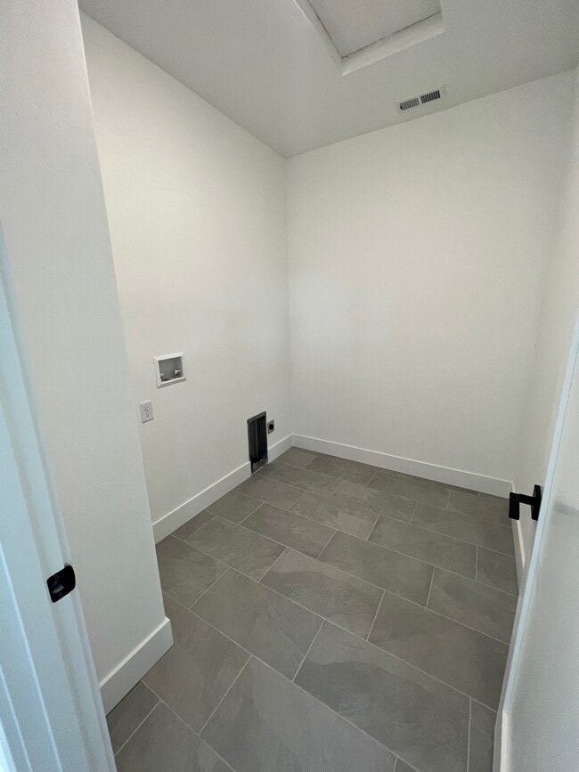 Building Photo - 107 Golf Vw Dr