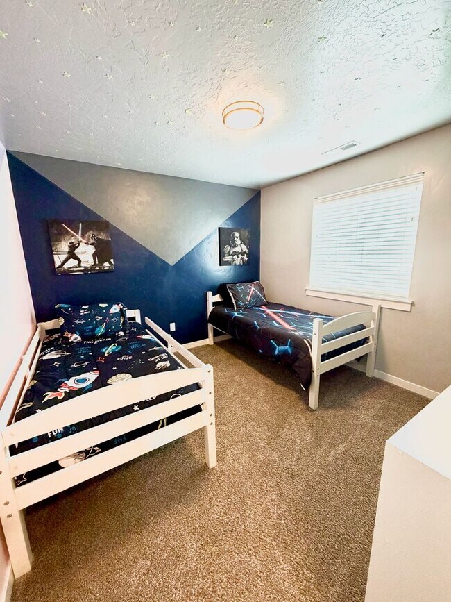 Building Photo - Stunning Nampa Home with RV Parking!
