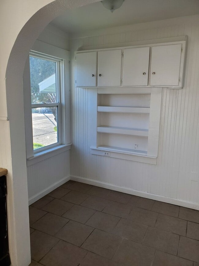 Building Photo - Downtown Charmer