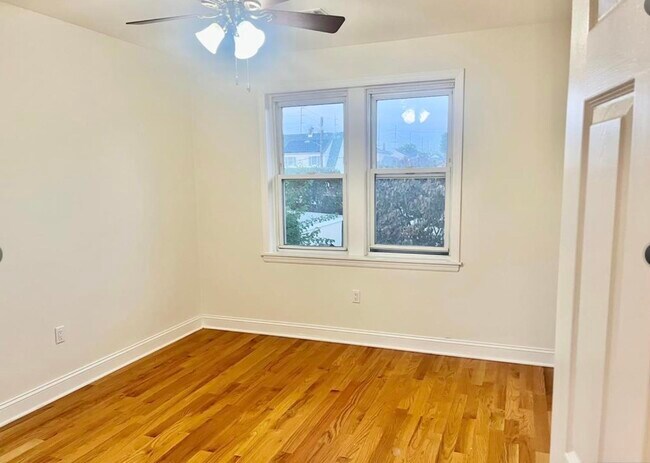 Building Photo - 10-12-12 Morton Pl