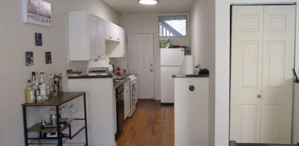 Primary Photo - 719 W Roscoe St