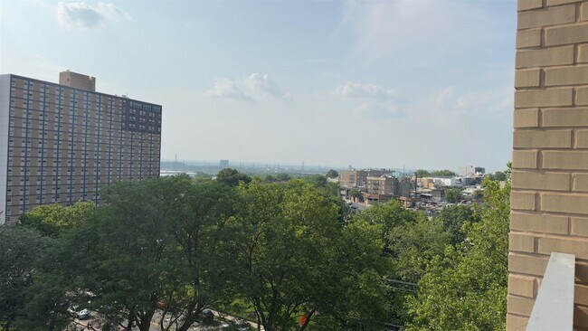Building Photo - 201 St Pauls Ave