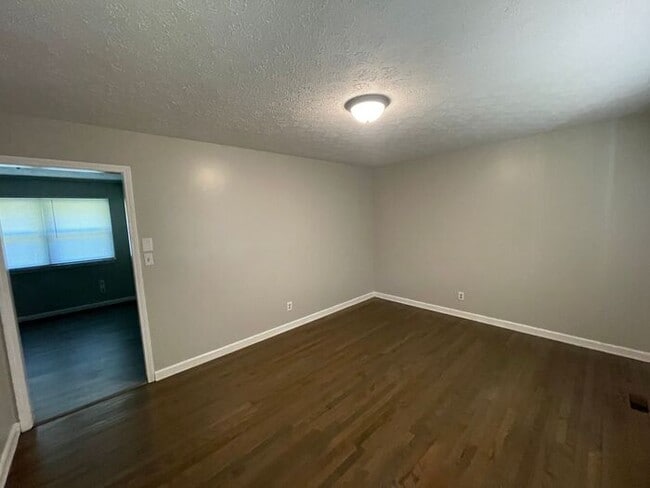 Building Photo - 3/1 Renovated House Available Now! Pet Friendly!