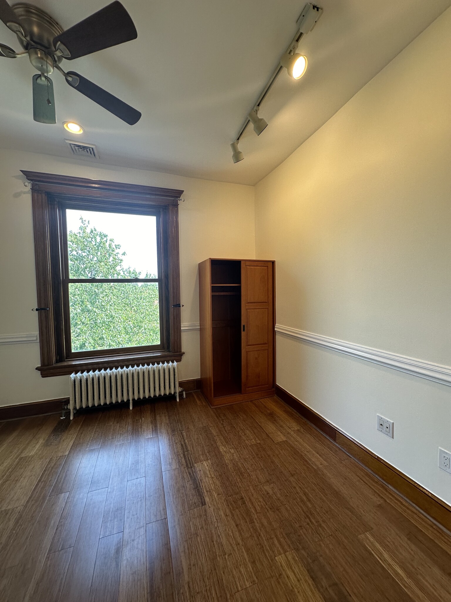 Bedroom 3: Large window and great light - 2329 W Grace St