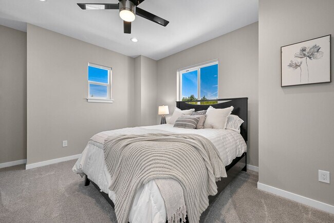 Building Photo - Modern 4-Bed Home in Sunstone Place