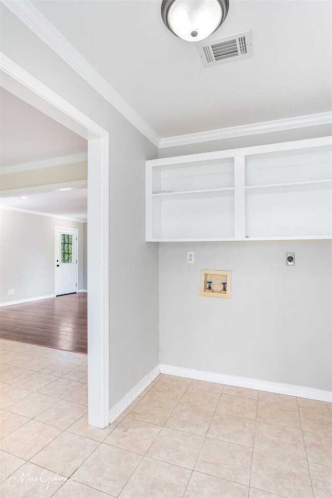 Building Photo - "Charming 3-Bed Sanctuary with 2 Full Bath...