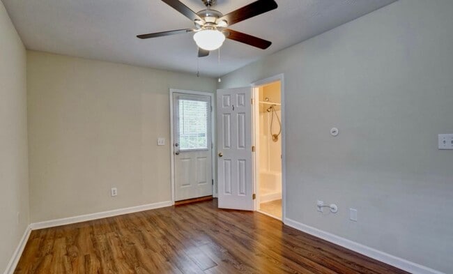 Building Photo - 3 Bedroom Home located Close To Carolina Beach