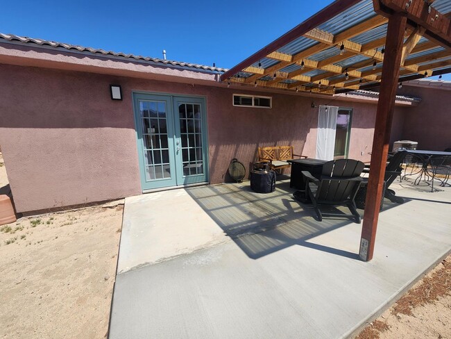 Building Photo - Fully Furnished 3 Bedroom Home w/ Covered ...