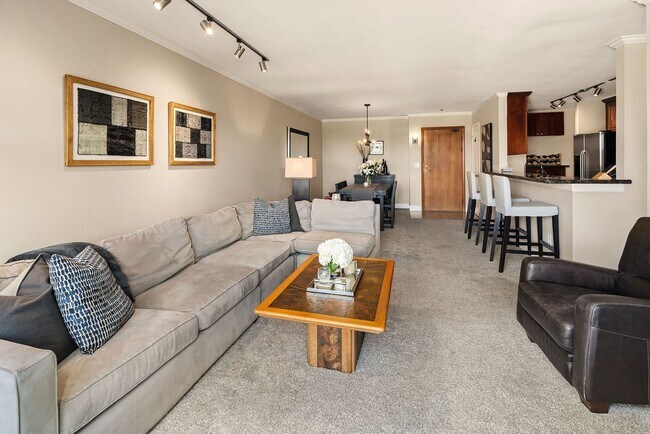 Building Photo - Top Floor Condo with Skyline Views in Merc...