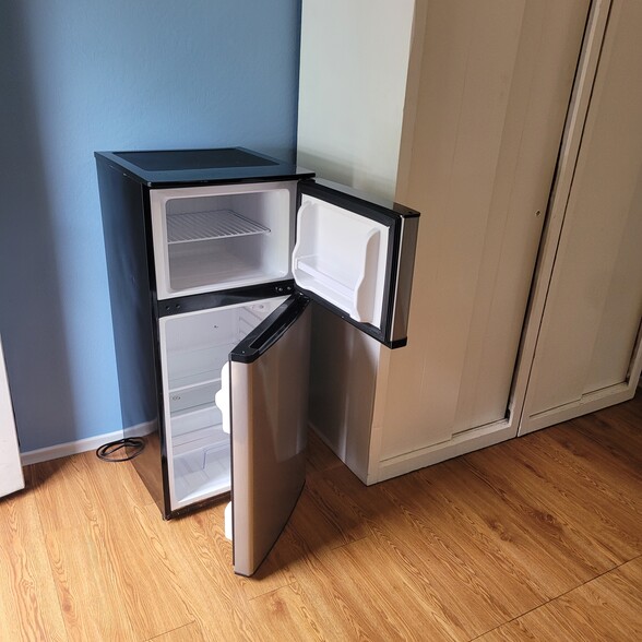 Building Photo - 1726 Crescent Dr