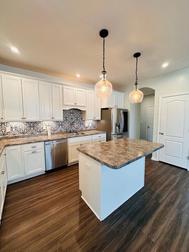 Building Photo - Contemporary Comfort Meets Convenience in Mt. Washington