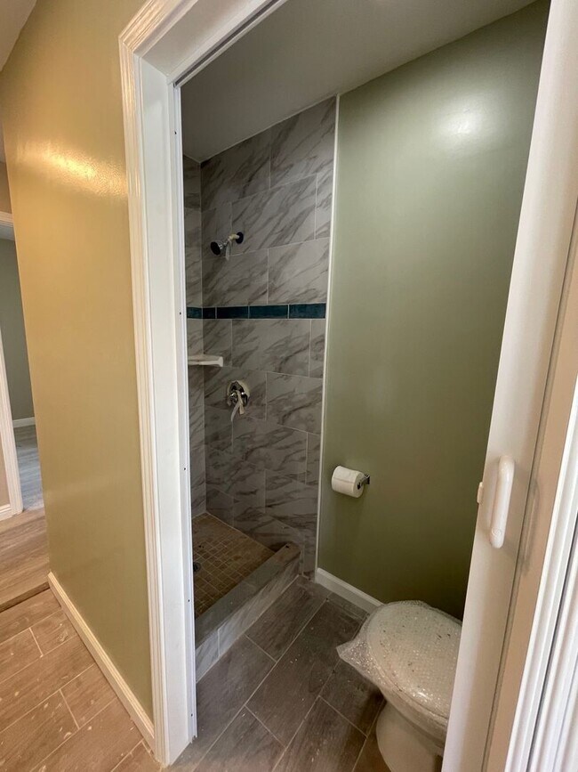 Building Photo - 3 bedrooms, 4 baths and detached bedroom/den in a Multiplex Single Family Home in Lower Nuuanu